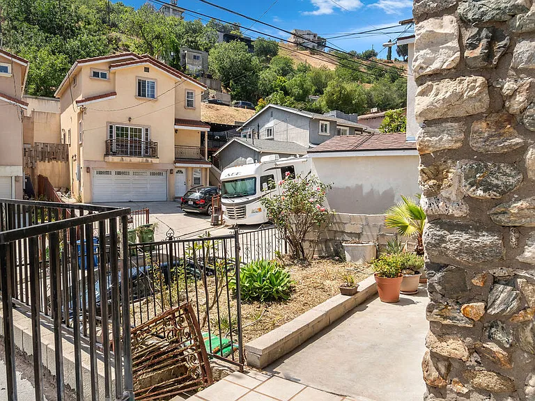 2620 Commodore St — Photo 24