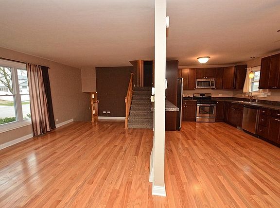 4th image of 15113 Oxford Dr