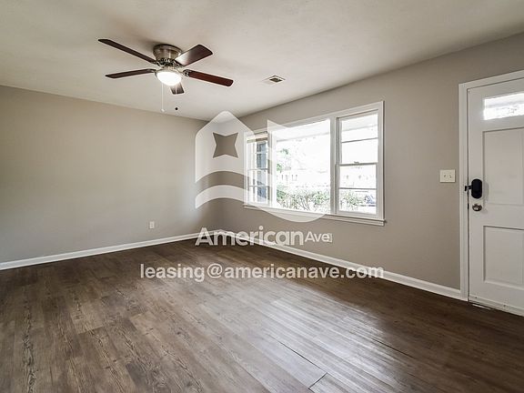 1335879_003_wm_-_living_room_13548131.jpg
