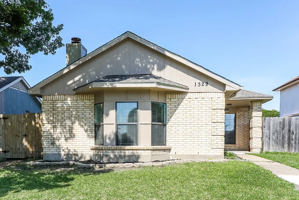 3 bed, 2.0 bath, 1317 sqft, $2,095 — Photo 1