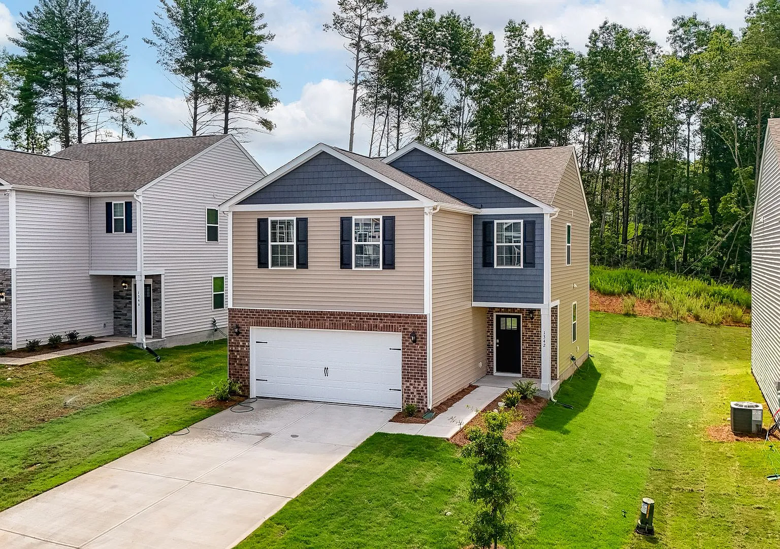 Beautiful 4 Bed 2.5 Bath home in The Falls at Hickory | Pet Friendly — Photo 2