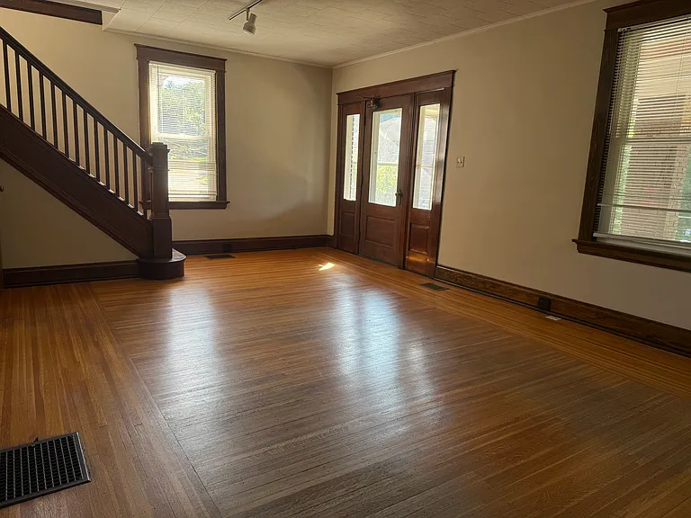 1009 Delta Ave — Photo 5