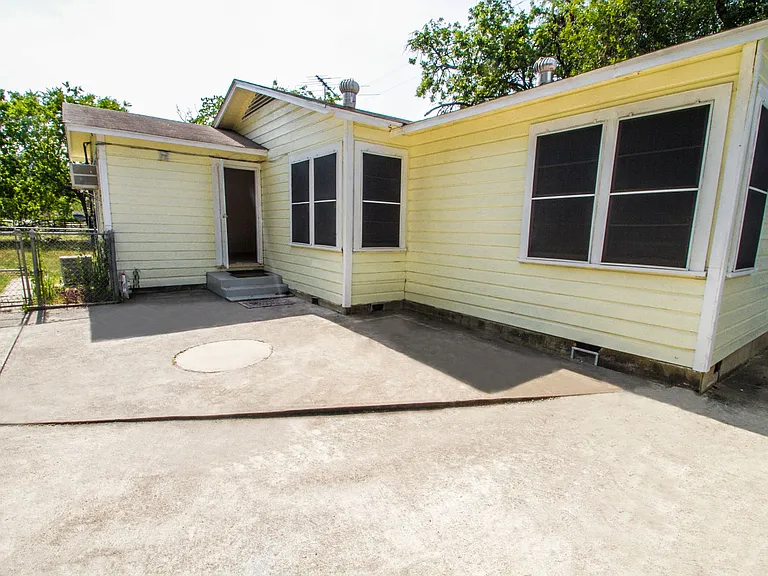2818 E Houston St — Photo 17