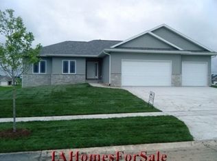 6302 Hoover Trail Rd SW, Cedar Rapids, IA 52404