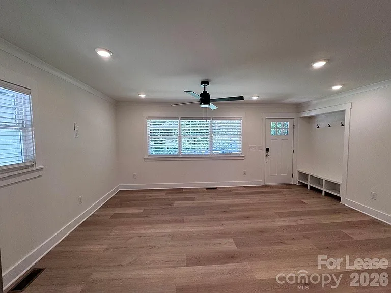 549 Manhasset Rd — Photo 9