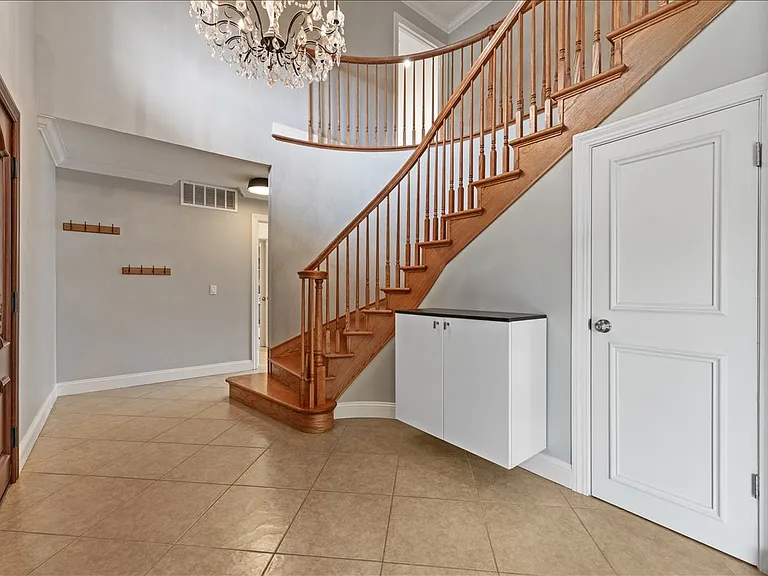 2740 Saint James Rd — Photo 3
