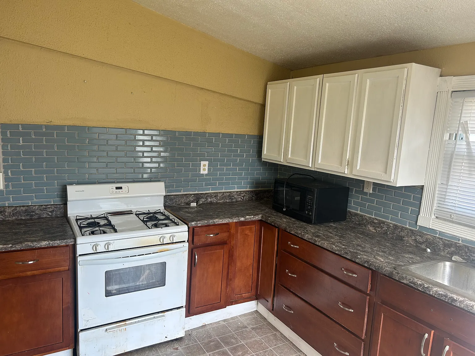 2 bed, 975 sqft, $995 — Photo 2
