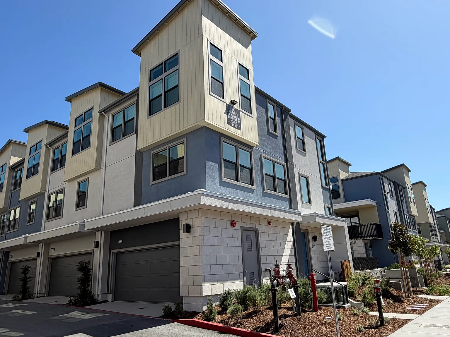 3 bed, 2.5 bath, 1817 sqft, $4,980 — Photo 2