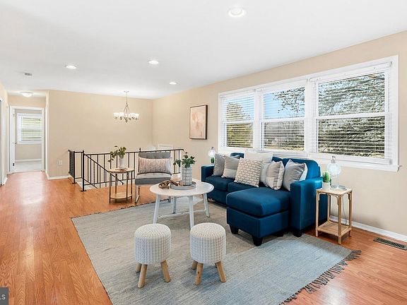 5th image of 910 Crestwick Rd