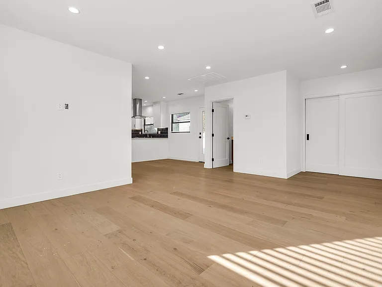 1707 S Vineyard Ave — Photo 4