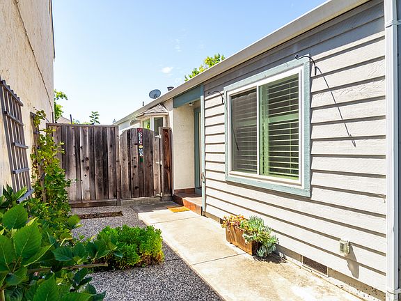 3rd image of 1458 Cresthaven Ln