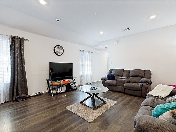 5th image of 2425 Russell St