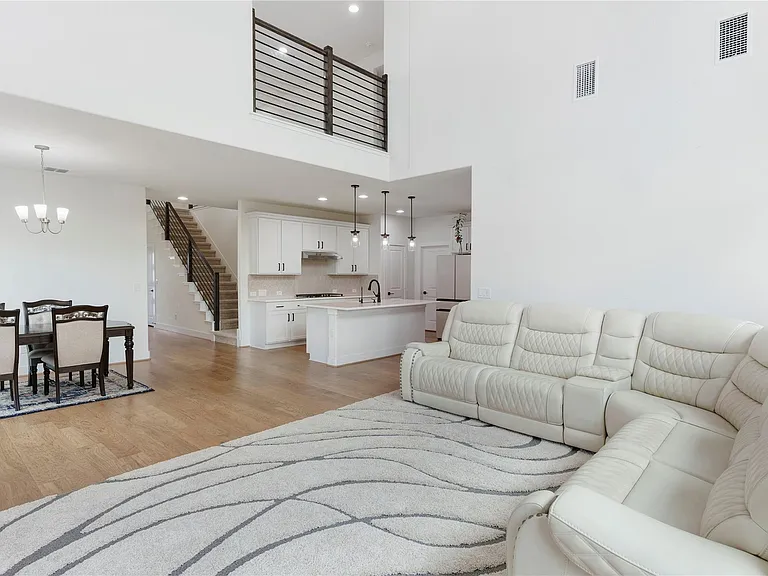 300 Hollister Dr — Photo 13