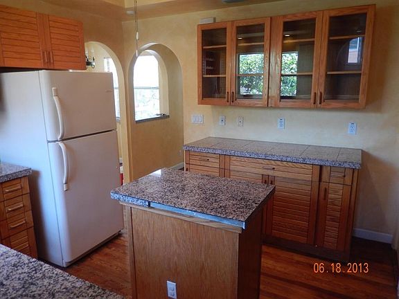 3rd image of 901 35th St