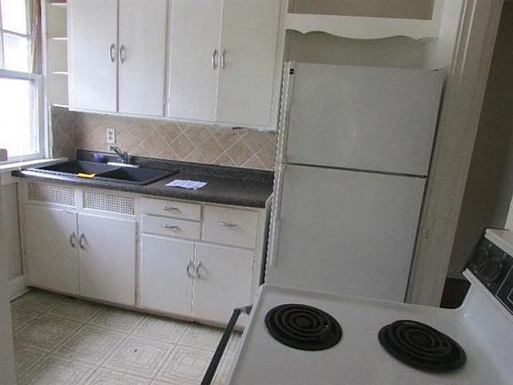 3rd image of 902 Highridge Ave