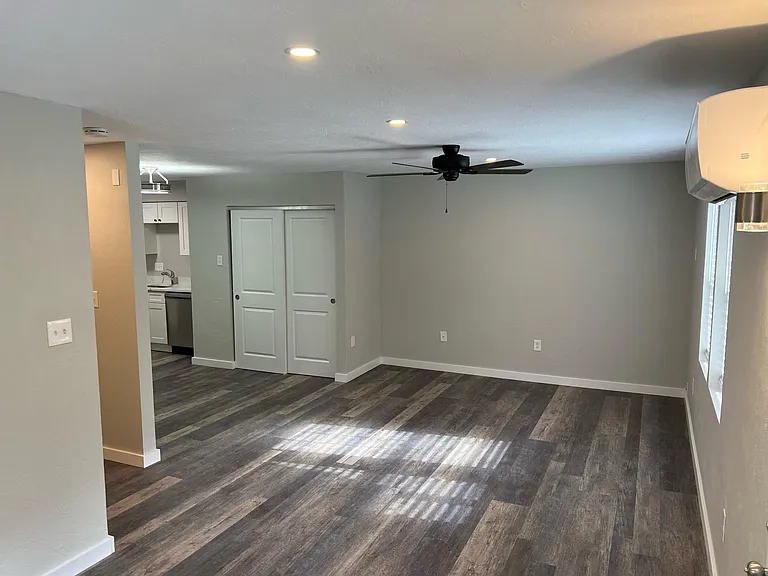228 Parkwood Cir #4 — Photo 6