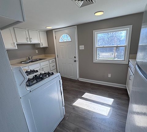 2nd image of 662 Franklin St #2