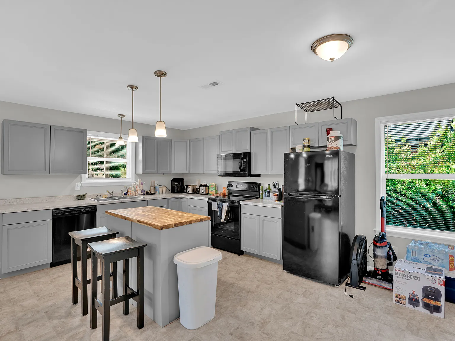 3 bed, 1232 sqft, $2,100 — Photo 2