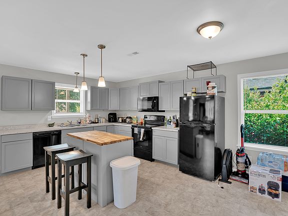 4th image of 1016 Arlington St