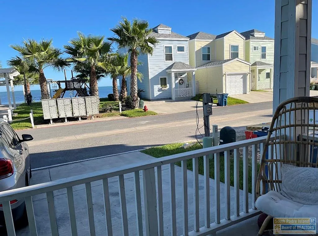 3 bed, 2.5 bath, 1742 sqft, $2,950 — Photo 2