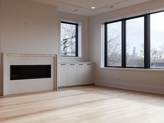 4th image of 1950 W Dickens Ave #Penthouse
