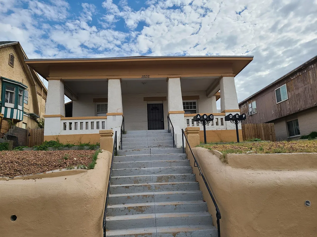 Front sidewalk view - 1505 Mundy Dr
