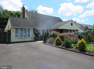 52 Hollow Rd, Levittown, PA 19056