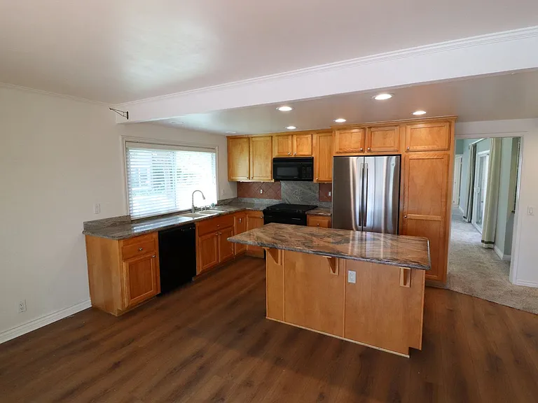 1050 Pacifica Dr — Photo 12