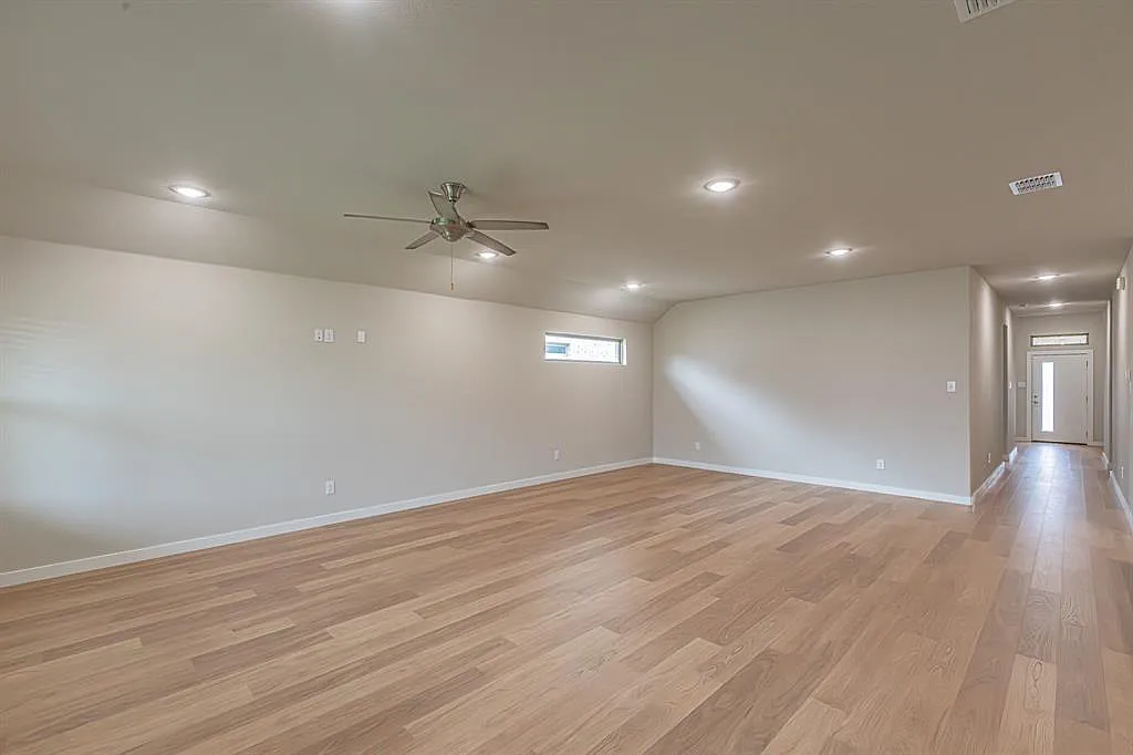 4 bed, 2164 sqft, $2,500 — Photo 3