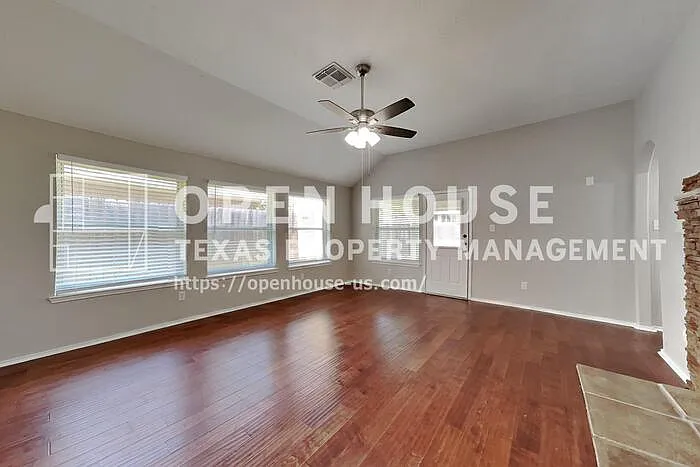 4 bed, 2.0 bath, 1939 sqft, $2,300 — Photo 3