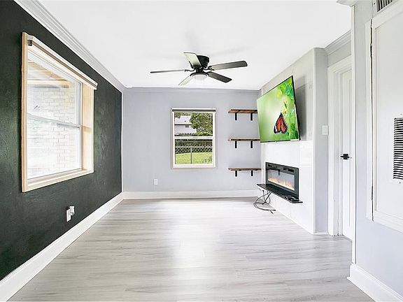 5th image of 2183 Crandon Ave
