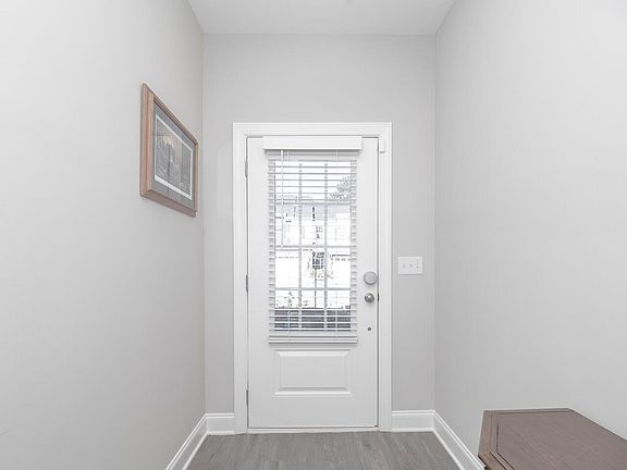 5th image of 562 Barneswyck Dr
