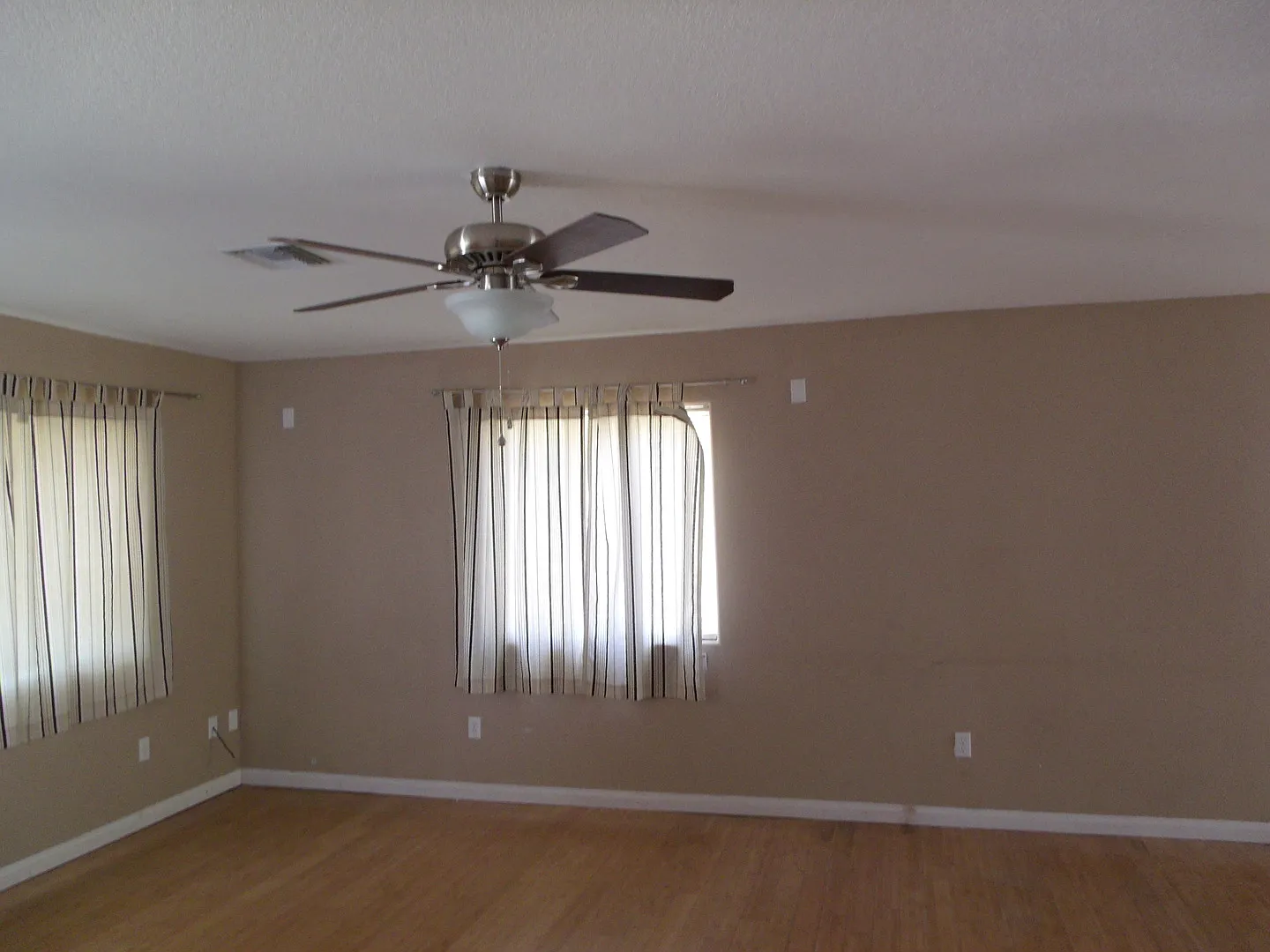 Single story Home in Downtown Old Henderson — Photo 3