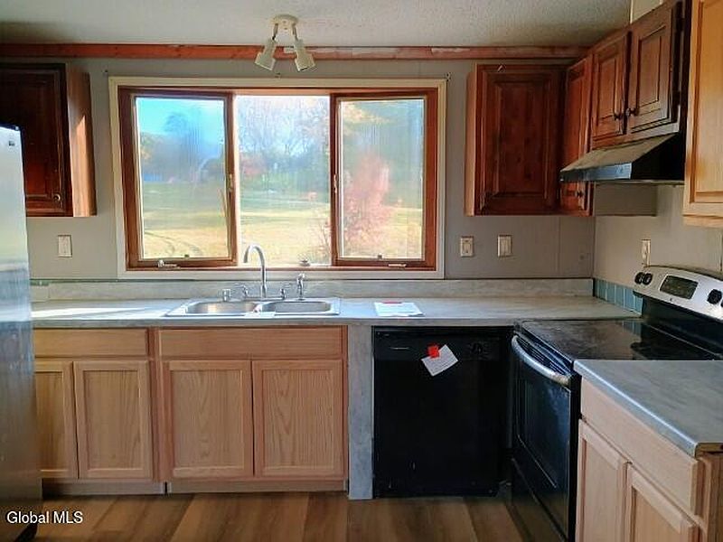 3rd image of 52 Howards Way