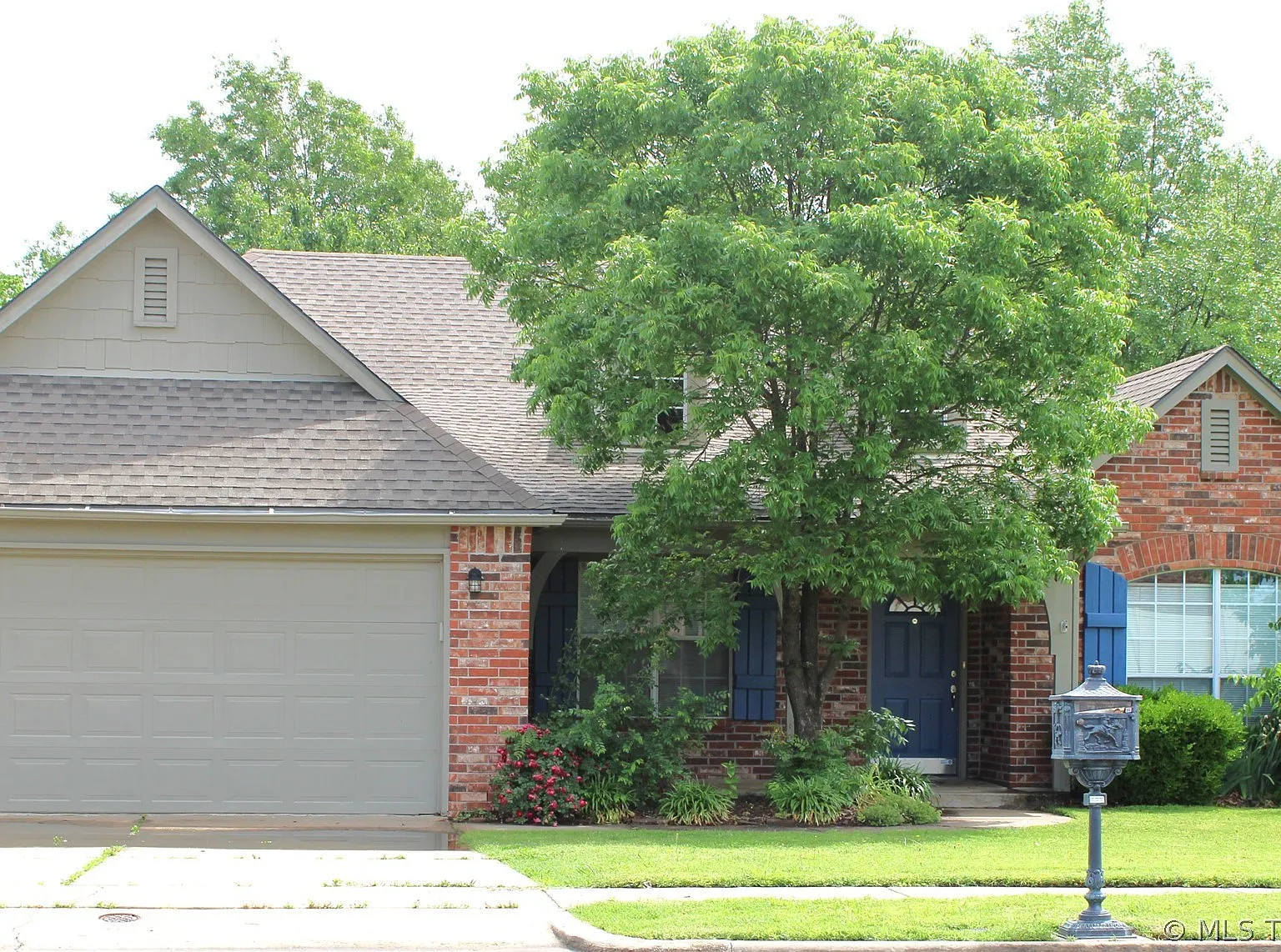 4 bed, 2.0 bath, 2114 sqft, $2,100 — Photo 1