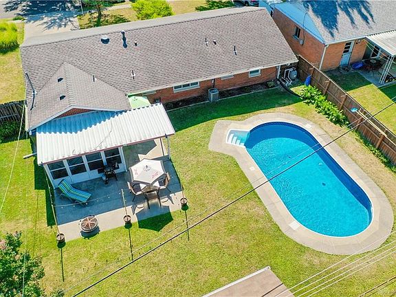 3rd image of 302 Carol Ln