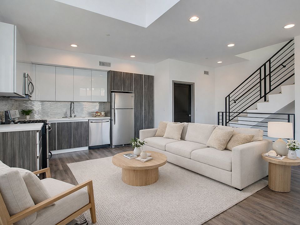 1st image of 4252 Lockwood Ave #6