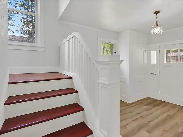 512 Marion Ave — Photo 6