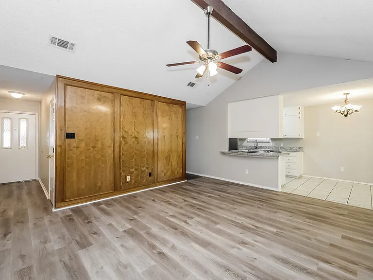 709 Daniels Dr — Photo 3
