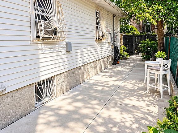 4th image of 72 Brighton 1st Ln