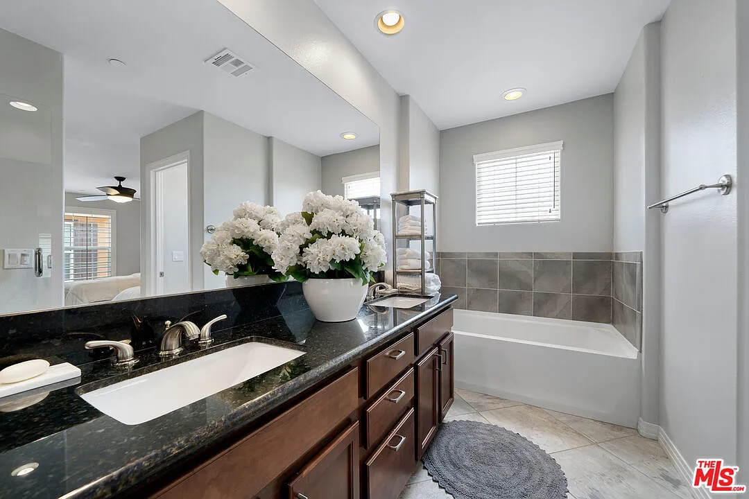 3 bed, 3.0 bath, 1725 sqft, $4,000 — Photo 4