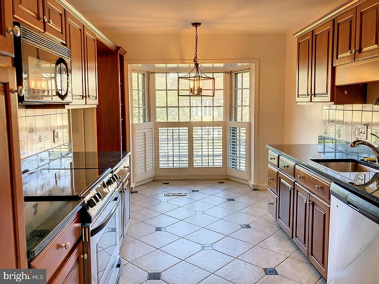 7412 Hallcrest Dr — Photo 5