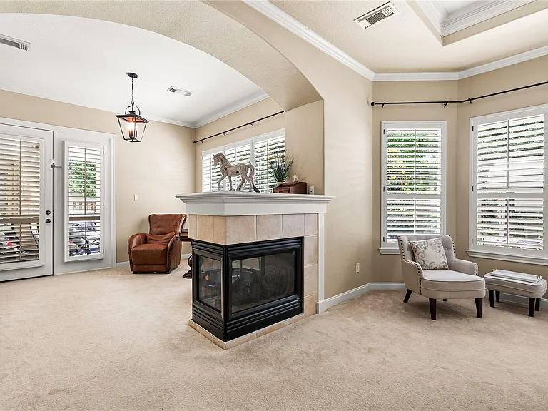 131 E Beckonvale Cir — Photo 17
