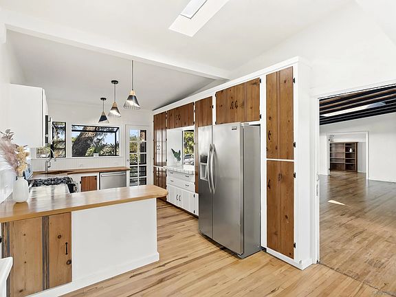 3rd image of 620 Plumosa Ave