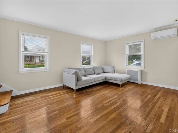 14 Ivy Place, Valley Stream, NY 11581