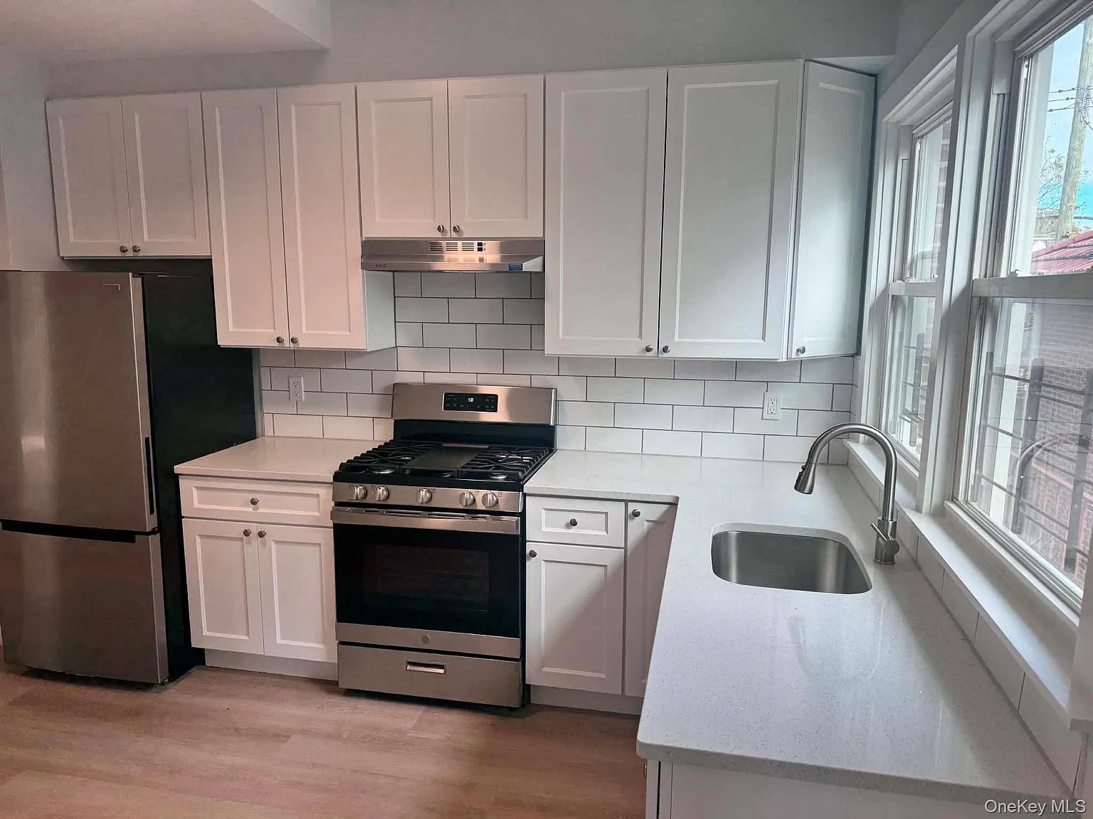 3 bed, 1.0 bath, 1100 sqft, $3,400 — Photo 3
