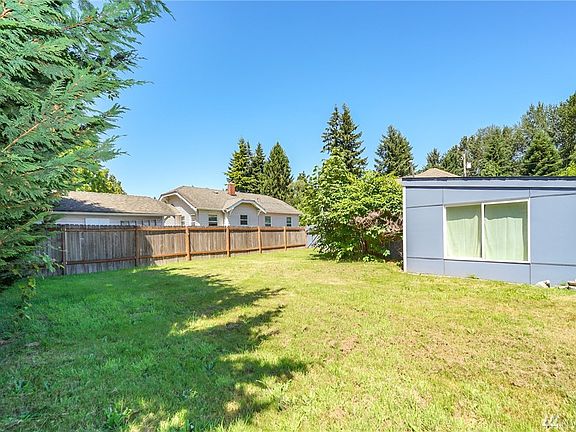 3rd image of 820 2nd Ave NE