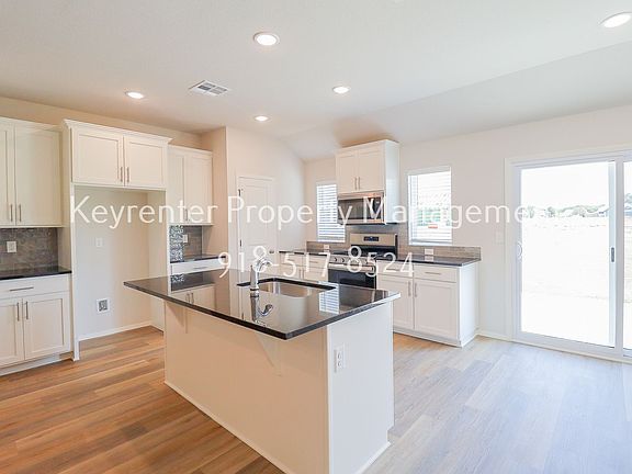 3rd image of 3109 S Redwood Pl