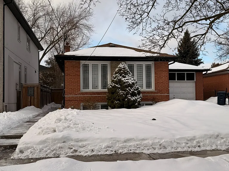 138 Goulding Ave #BASEMENT — Photo 2