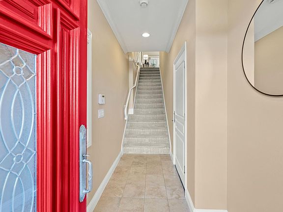 3rd image of 809 La Montagne Pl